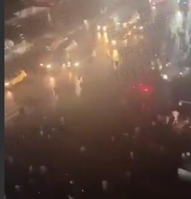 彩经网官网-欣喜若狂，民主刚果球迷深夜庆祝球队时隔52年重返世界杯正赛